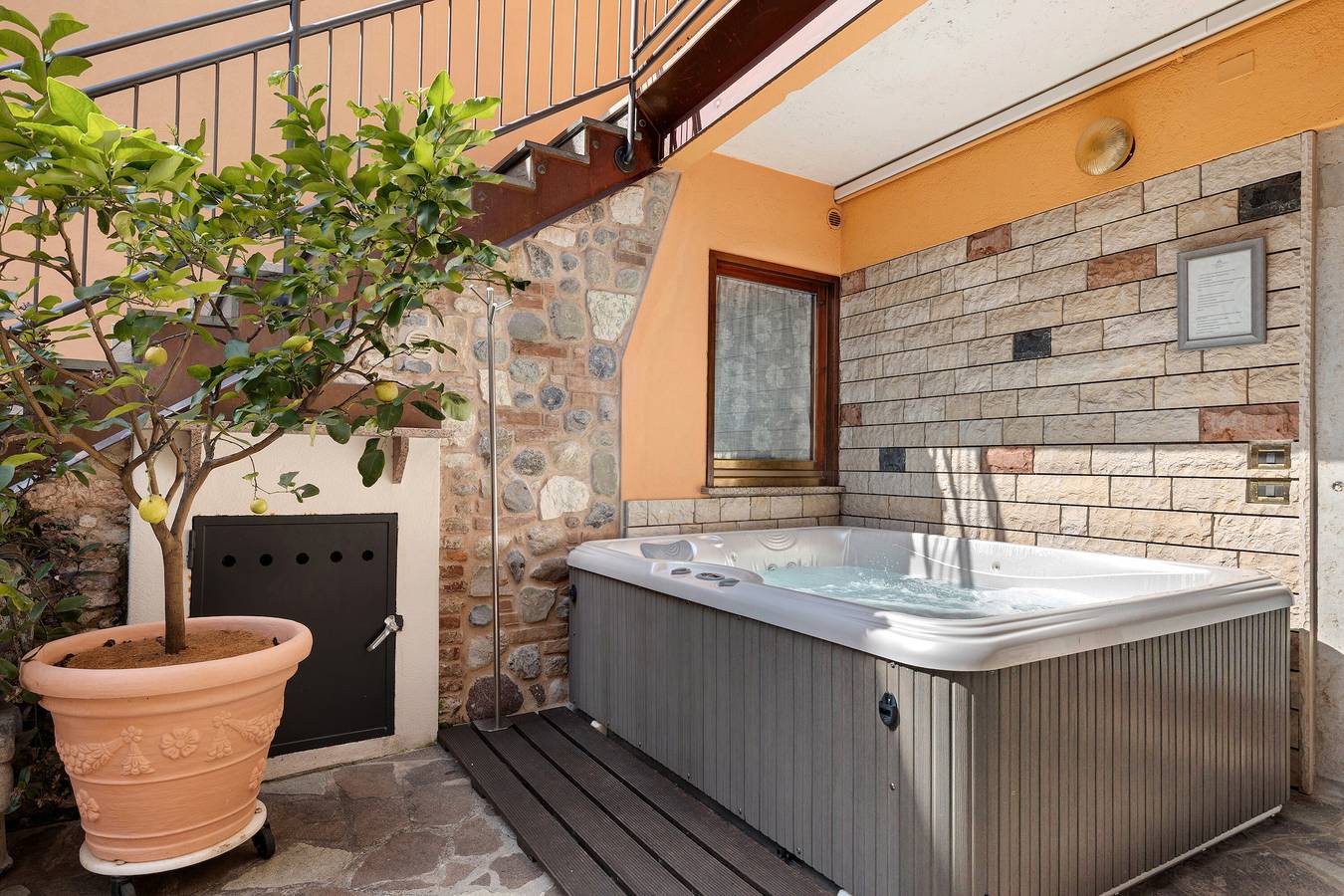 Entire apartment, Apartment 'Agnese' with Private Terrace, Wi-Fi and Air Conditioning in San Felice del Benaco, Garda Mountains