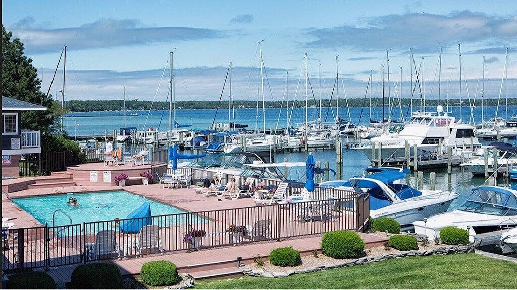 Ganze Wohnung, Das Bootshaus am Charlevoix-See. Atemberaubender Ausblick. Schwimmbad. Stadt, Dorf . in Charlevoix, Charlevoix County