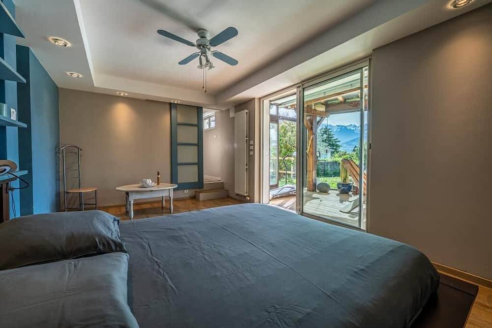 Entire apartment, Villa Amot | Swimming pool, Jacuzzi, mountain view terrace in Meylan, Isère