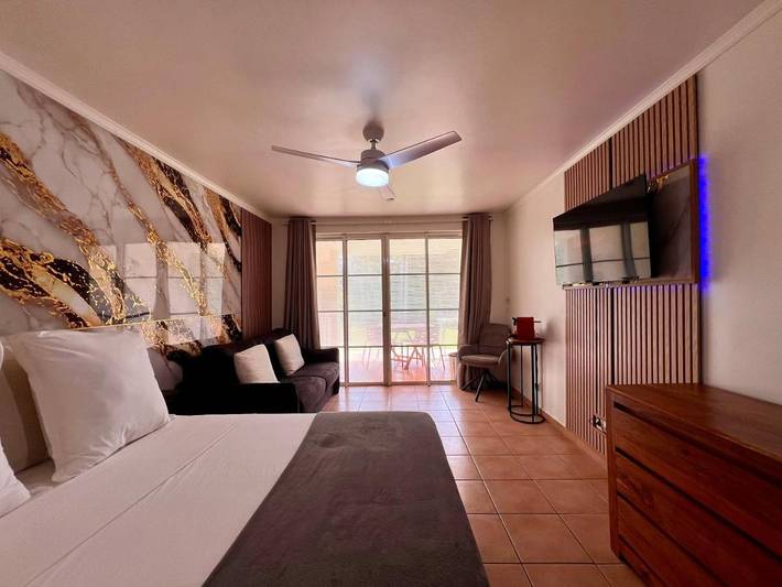 Hôtel pour 4 personnes, avec jardin et piscine ainsi que bassin pour enfant et vue, animaux acceptés