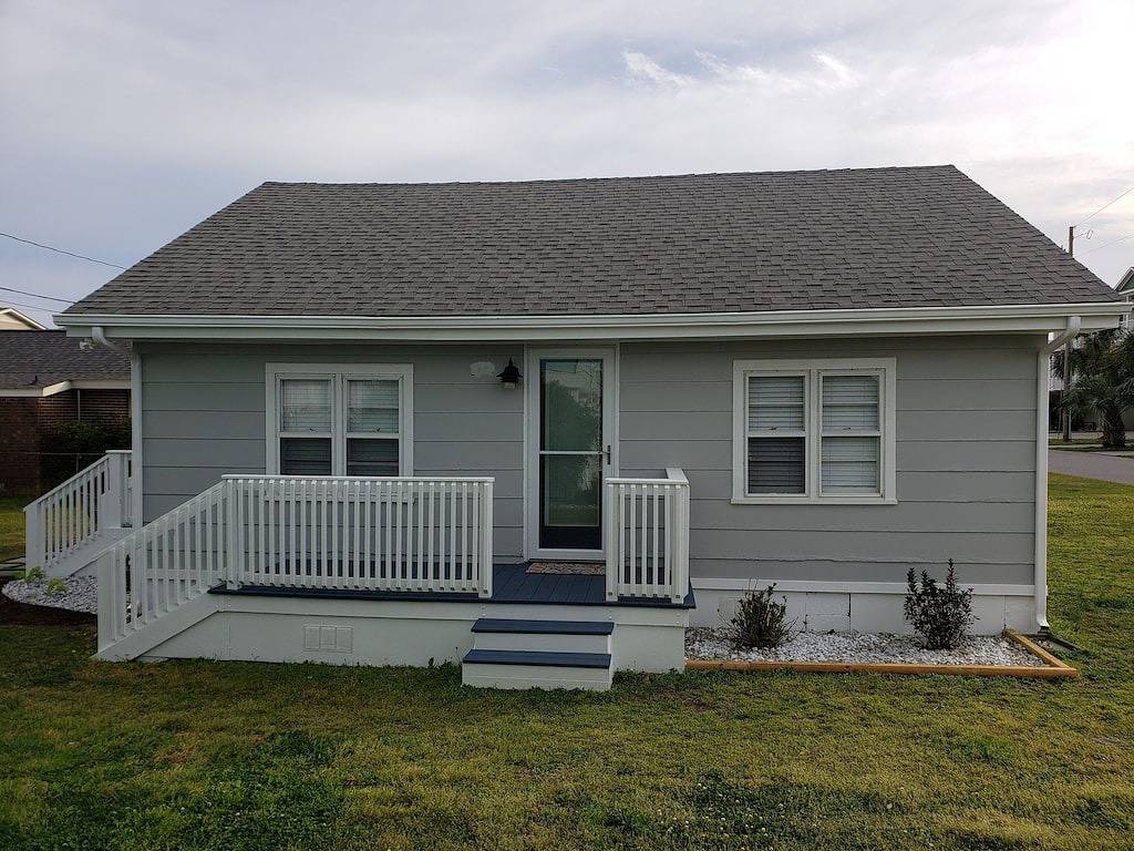 Dog Friendly, Fully Updated Kure Beach Cottage, 2 min. walk to the sand. in Kure Beach, Pleasure Island