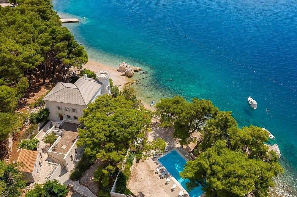 Palatial Beachfront Villa on the Omis Riviera - Private Pool, Sauna, Jacuzzi, Gym & Panoramic Views! in Céline, Omiš-Riviera