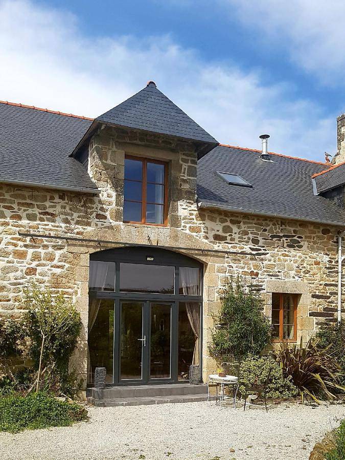 Three-Bedroom House in Cast, Région de Châteaulin