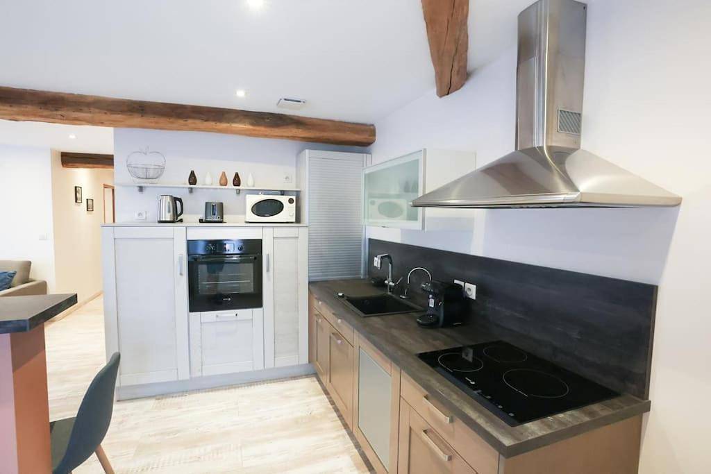 Appartement entier, Two-Bedroom Apartment in Saint-Just-la-Pendue, Région de Roanne