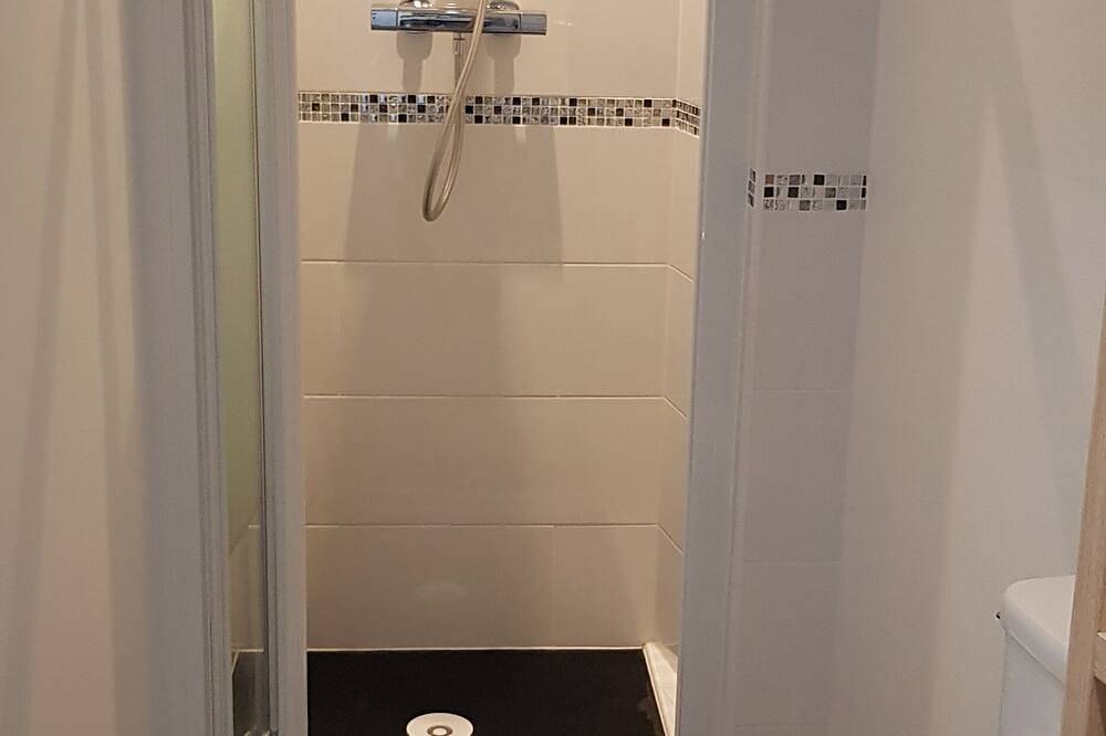 Appartement entier, Pretty T2 On The Ground Floor, Independent, Quiet, Refurbished, With Terrace in Hennebont, Région de Lorient
