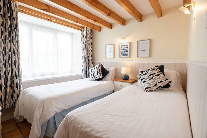 Glan Y Don Moelfre - sleeps 6 guests  in 3 bedrooms in Moelfre, Isle of Anglesey
