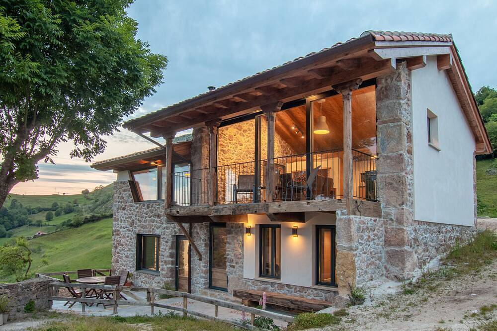 Views of the Picos de Europa in a house designed for all seasons in Cangas de Onís, Costa Verde (Spain)