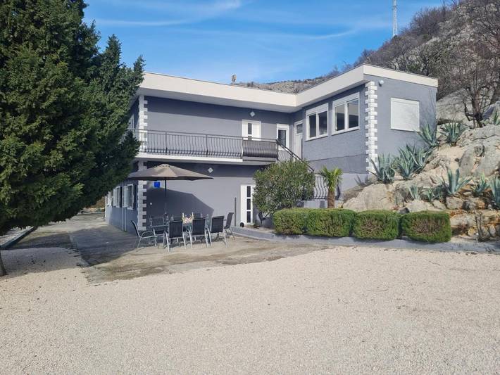Apartament wakacyjny dla 4 osób, z widok i ogród w Lukovo