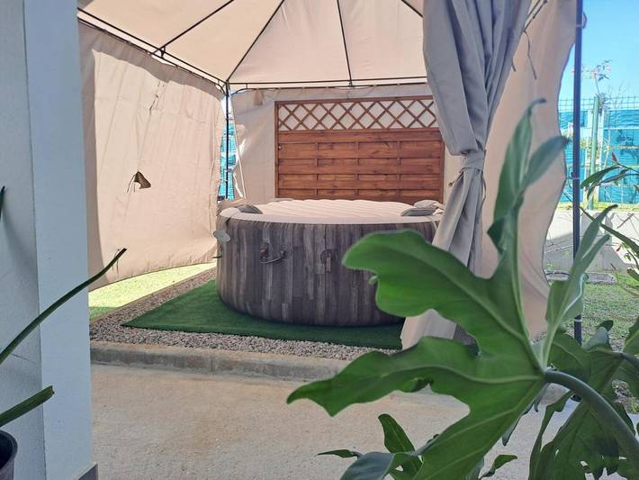 Villa pour 8 personnes, avec jardin ainsi que terrasse et jacuzzi