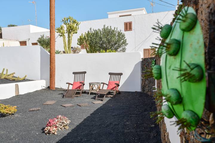 Entire apartment, Studio Apartment Loft la Petite with Wi-Fi, Garden & Terrace; Parking Available in Guatiza, Teguise