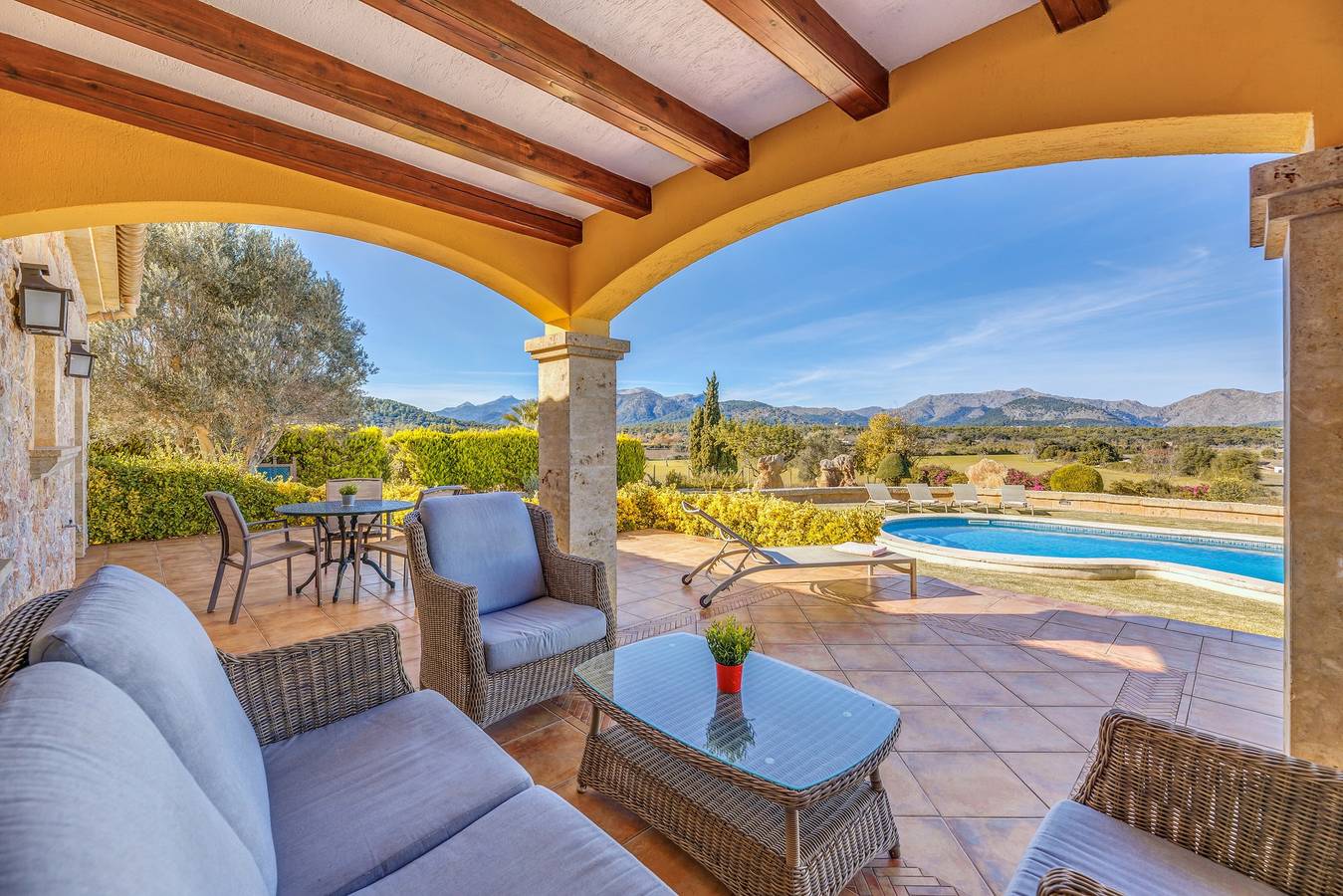 Villa luxueuse avec piscine, jacuzzi, jardin, terrasse, climatisation et Wi-Fi. in Alcúdia, Majorque du Nord