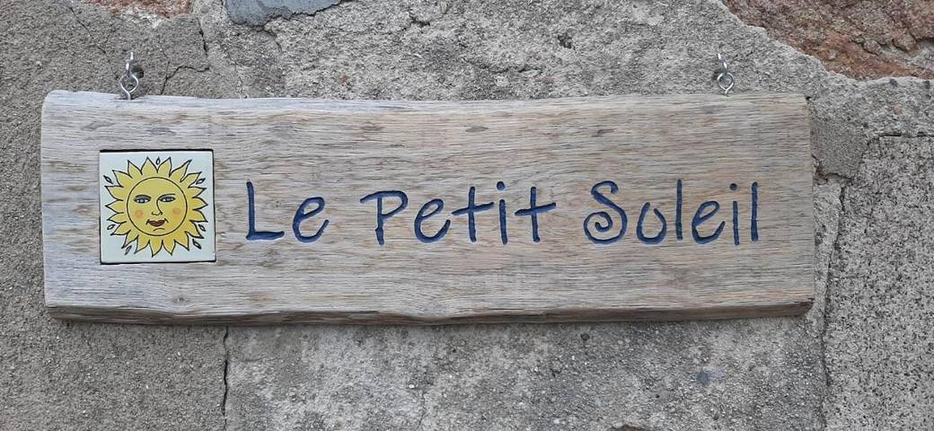 Gîte pour 3 personnes, avec vue ainsi que piscine et jardin, animaux acceptés à Isserpent