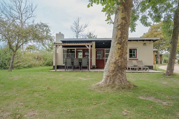 Bungalow voor 6 personen, with balkon/terras and terras as well as uitzicht op het meer in Ouddorp