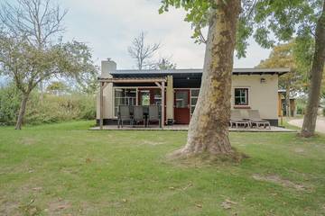 Bungalow für 6 Personen, mit Terrasse und Seeblick sowie Balkon/Terrasse in Ouddorp