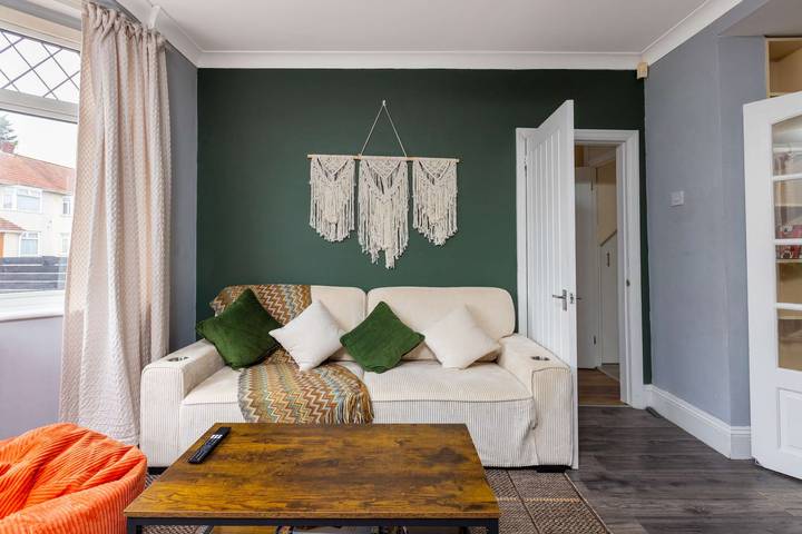 Perfect Booking | 3 Bed Home with Free Parking in Bristol, South West England