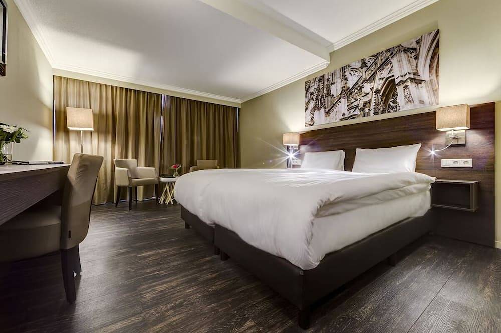 Family-Friendly Stay Near Lakes and City Fun! Onsite Dining in Noord-Brabant