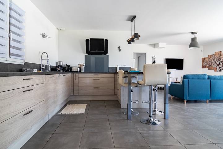 Location de vacances pour 8 personnes, avec terrasse ainsi que piscine et jardin à Aups - 4