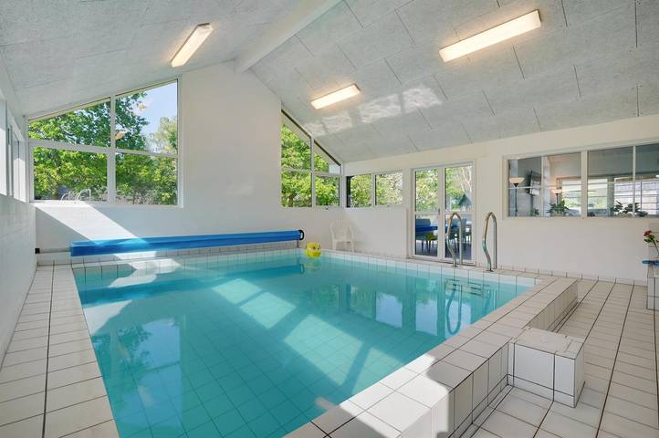Ferieudlejning for 12 personer, med Jacuzzi og Terrasse samt Sauna i Grenaa