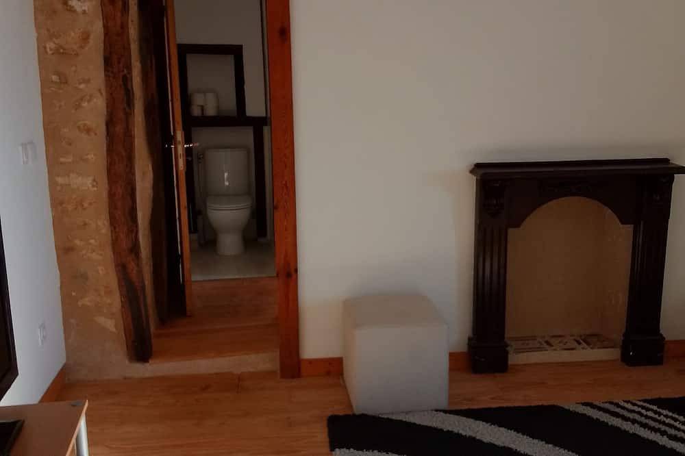 Village house overlooks valley in Lalinde, Périgord Pourpre