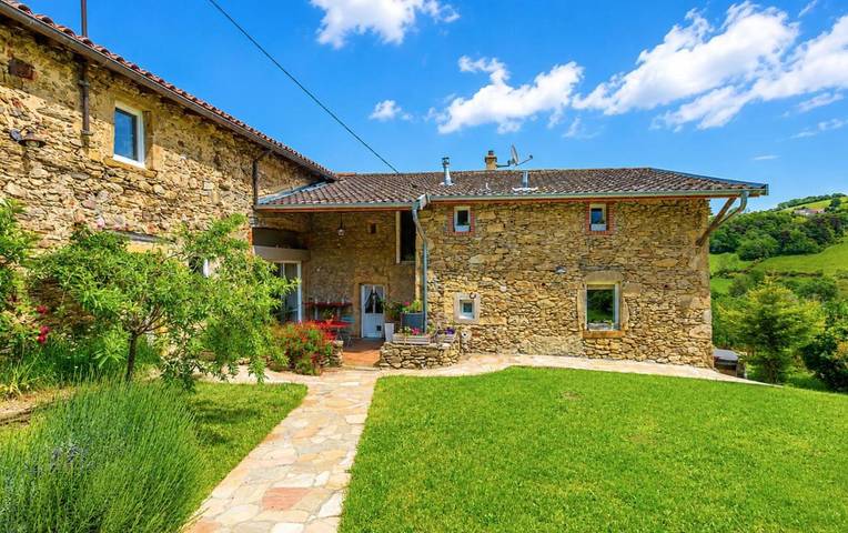 Location de vacances pour 10 personnes, avec Jacuzzi et Terrasse ainsi que Jardin et Vue à Montromant