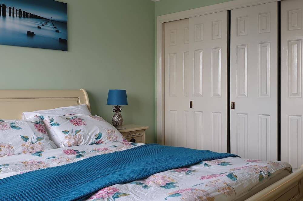 T's Beach House       Beautiful sea  views and direct beach access in New Romney, Kent