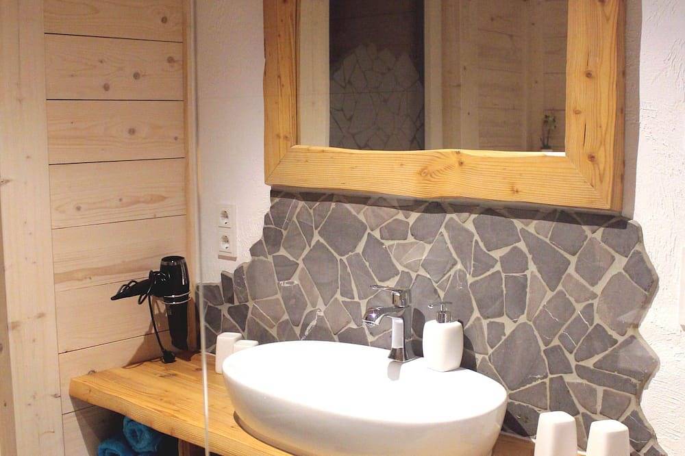 Luxuriöses Massiv-Holzhaus mit Pool und Sauna für 4 Personen im Allgäu in Aitrang, Bayerisch Schwaben