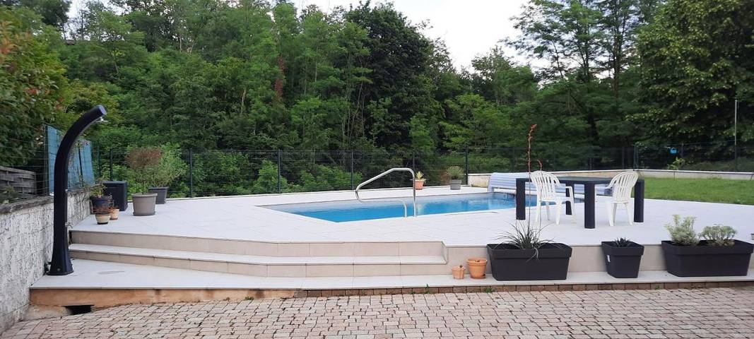 Gîte pour 2 personnes, avec Terrasse ainsi que Jardin et Piscine à Jassans-Riottier