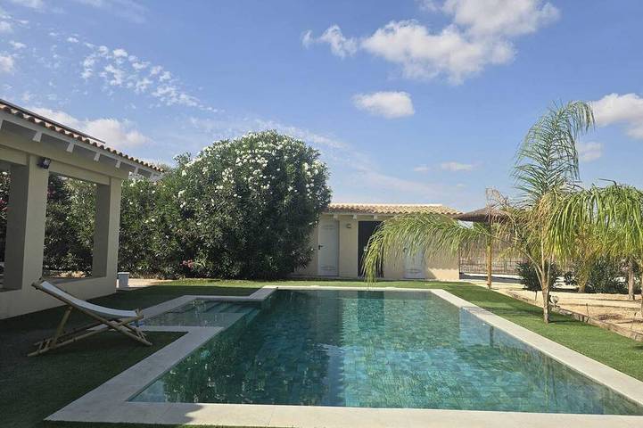 Gîte pour 8 personnes, avec terrasse et piscine - 1