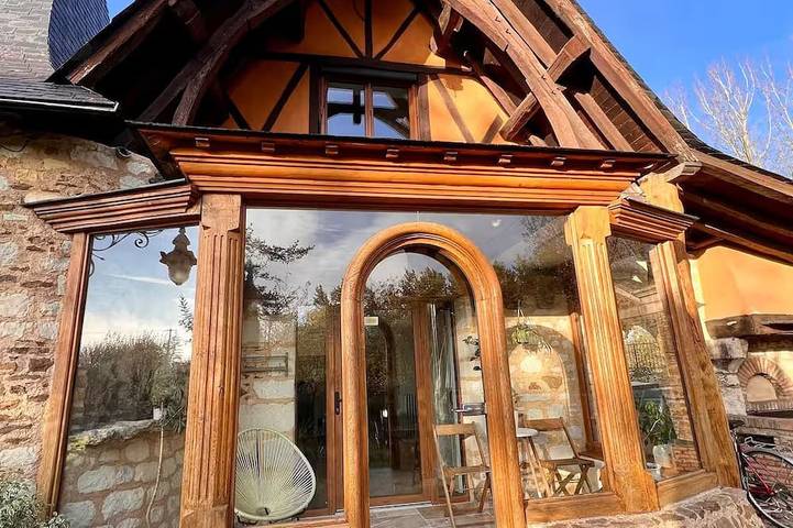 Gîte pour 3 personnes, avec jardin et balcon à Corné