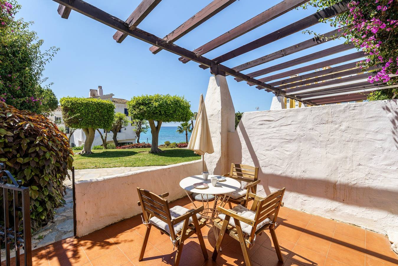 Apartamento entero, Encantador apartamento con vistas al mar y Wi-Fi in Sitio de Calahonda, Mijas