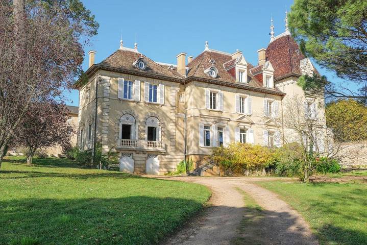 Location de vacances pour 21 personnes, avec Balcon et Terrasse ainsi que Jardin et Piscine à Blacé