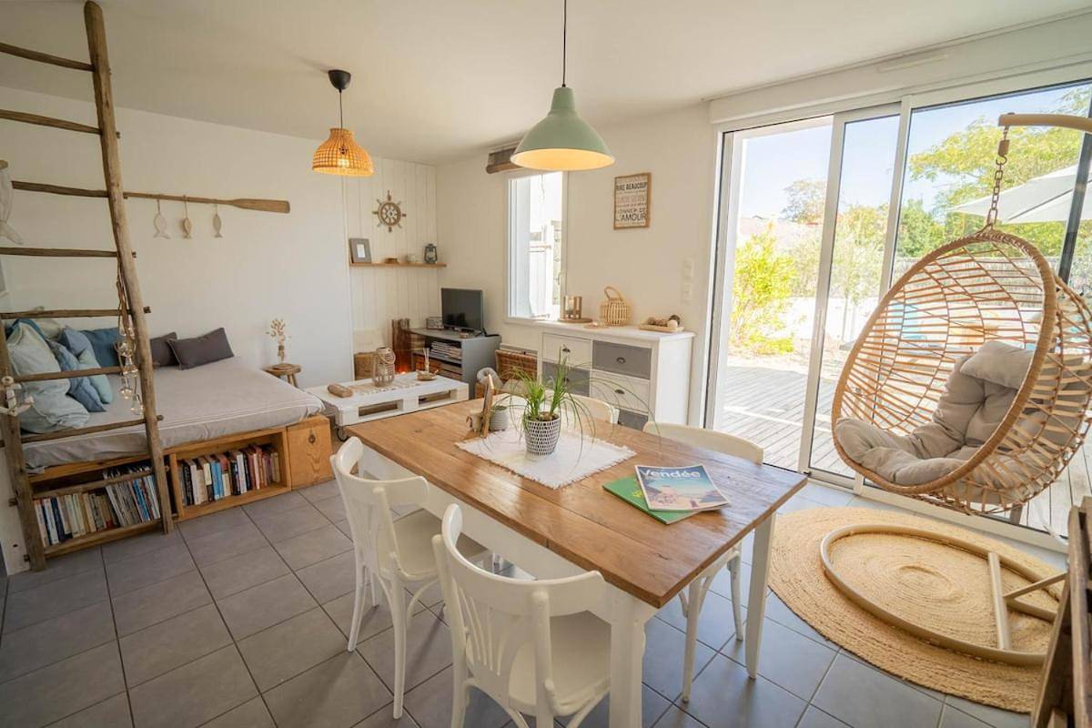 Maison avec fauteuil suspendu et lit de jour près de la mer en Vendée in Bouin, Vendée