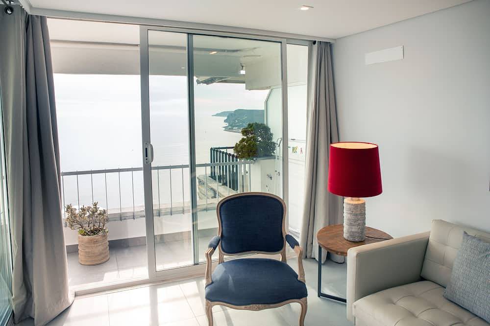 Apartamento inteiro, Love and Sea - Apart. moderno com uma vista panorâmica 180º do Oceano Atlântico in Praia da Califórnia, Sesimbra