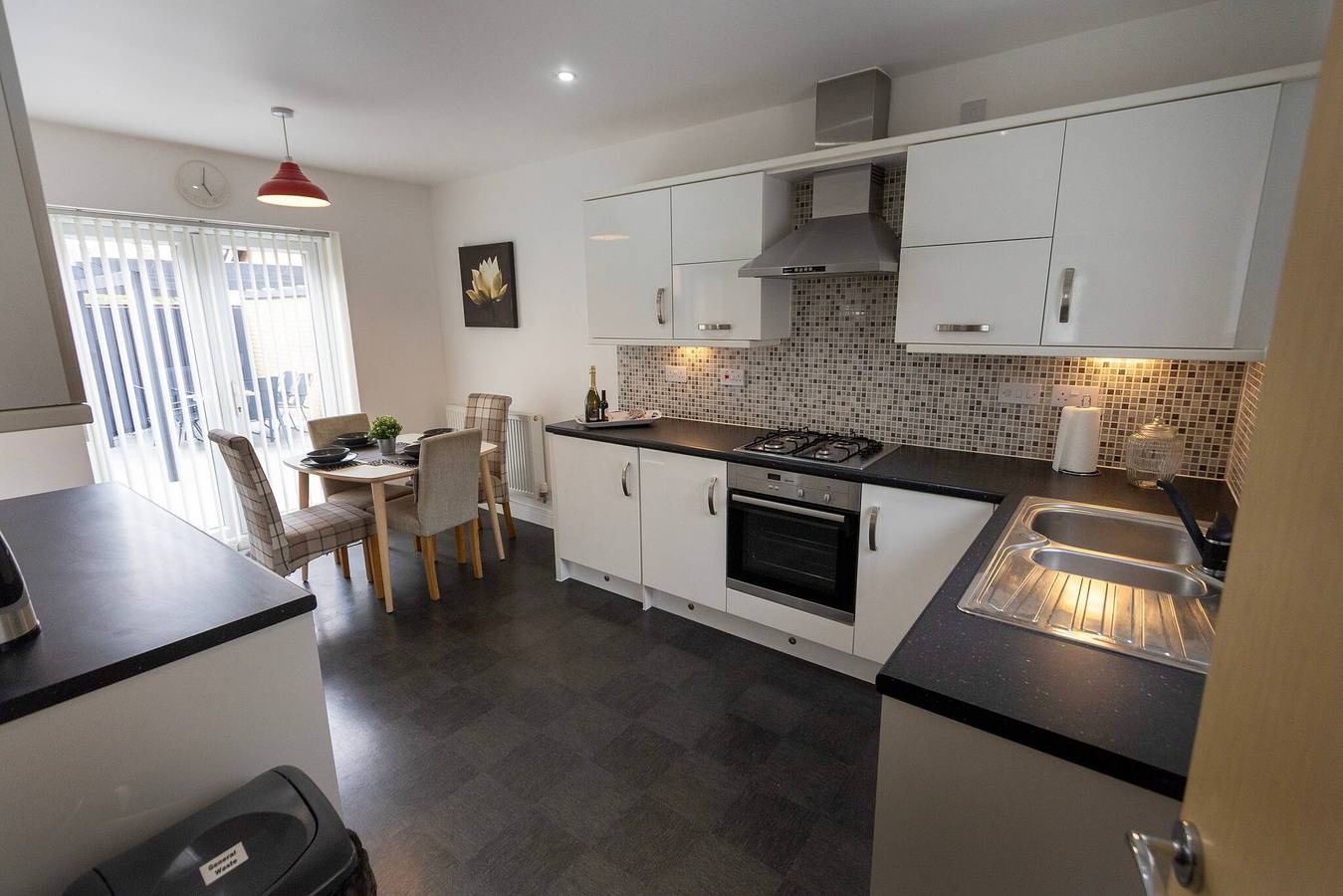 Hampton 3-bedroom Luxury Escape With Parking in Hampton Hargate and Vale, Peterborough