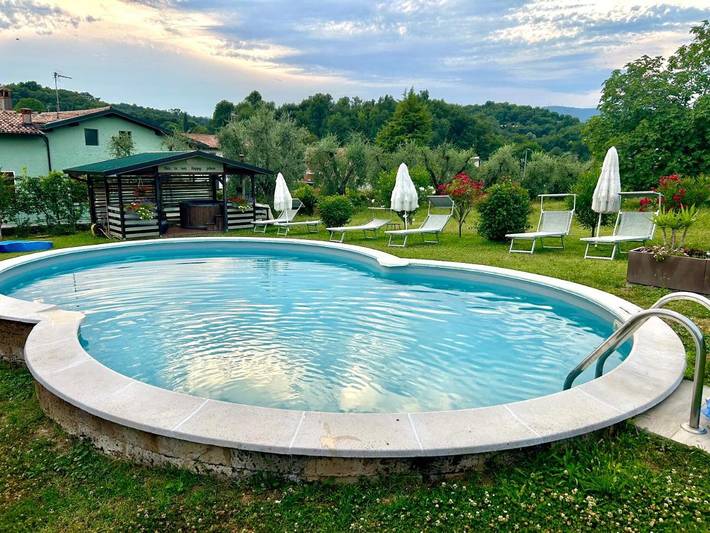 Location de vacances pour 2 personnes, avec Jardin et Piscine dans Castello (Puegnago sul Garda)
