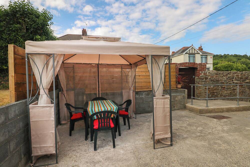 Brynawel, pet friendly, character holiday cottage in Burry Port in Burry Port, Carmarthenshire