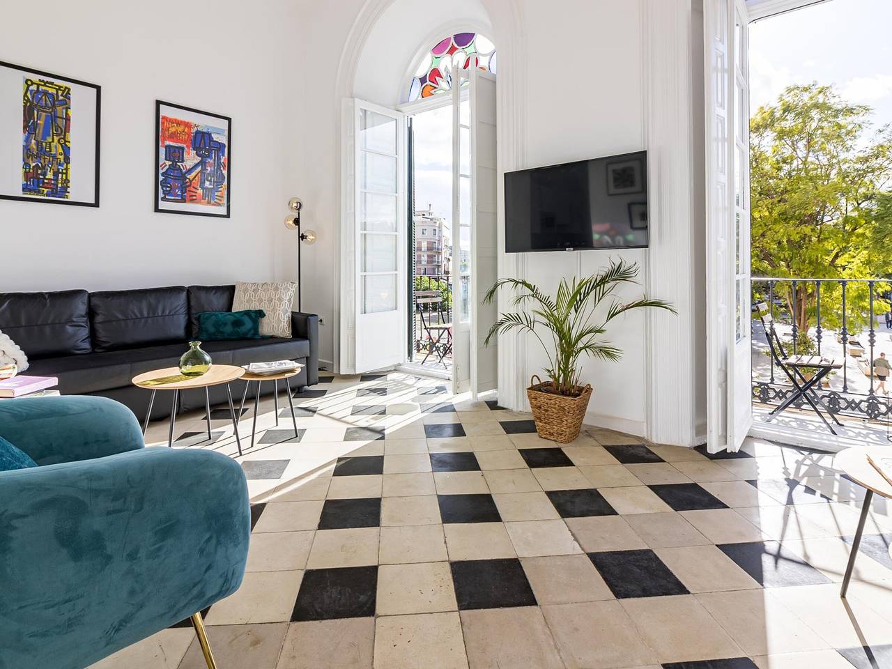 Entire apartment, Spacious renovated apartment, 4 bedrooms, parking, Malaga city center in Málaga Central District, Malaga