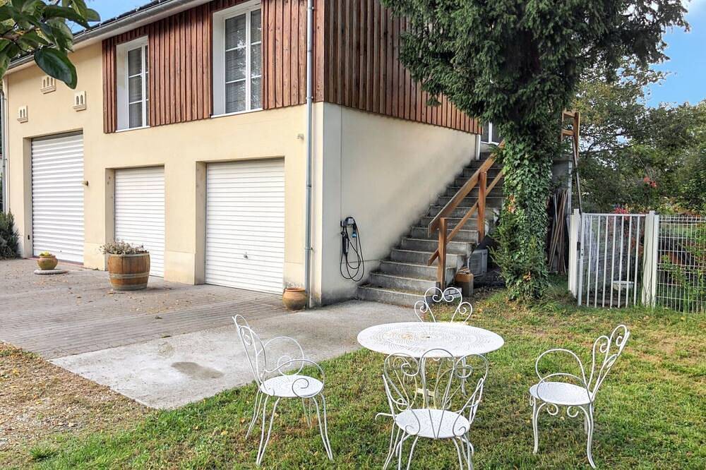 Holiday Home 'La Maison Des Poneys' with Private Terrace, Wi-Fi and Air Conditioning in Le Pian-Médoc, Médoc Regional Natural Park