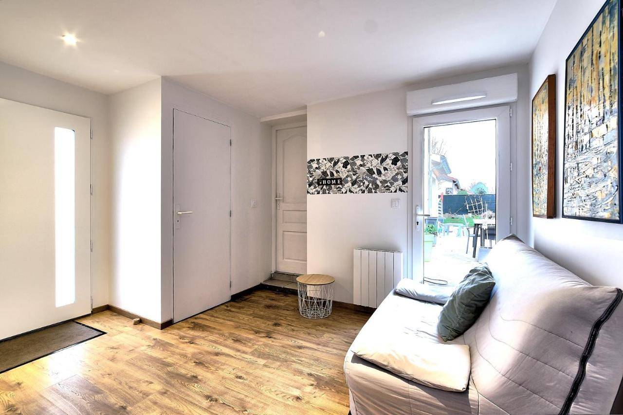 Appartement entier, Au coeur des 3 bâgé in Bâgé-la-Ville, Région de Bourg-en-Bresse