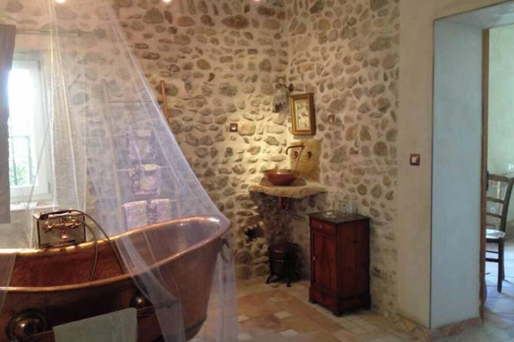 Abstrus gite for 2 people in the heart of the vineyards pets allowed -16 kg in Violès, Vaucluse