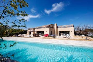 Gîte pour 8 personnes, avec piscine ainsi que jardin et vue à La Roque-sur-Pernes