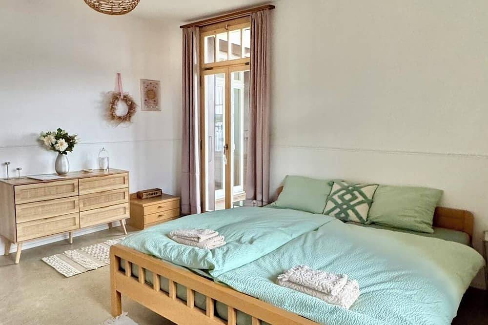 Geräumiges Chalet mit atemberaubender See- und Bergsicht mit grossem Garten in Thun, Thunersee