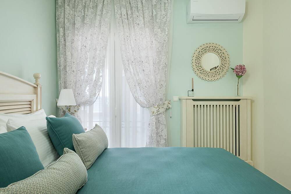 Apartamento entero, Casa ecléctica de 3 dormitorios frente al mar. in Agioi Apostoli, Region de Chania
