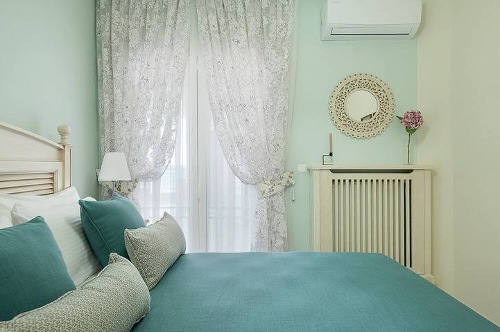 Entire apartment, Eclectic 3-bedroom house in front of the sea in Agioi Apostoli, Chania region