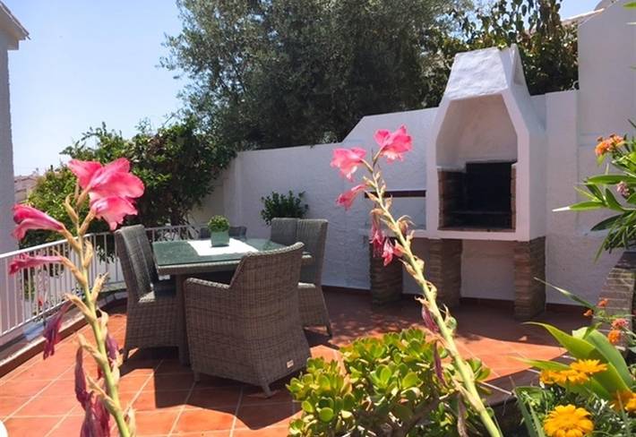 Charming Villa near the Sea with Pool, Wi-Fi, A/C, Garden & Balcony in Playa de Burriana, Nerja