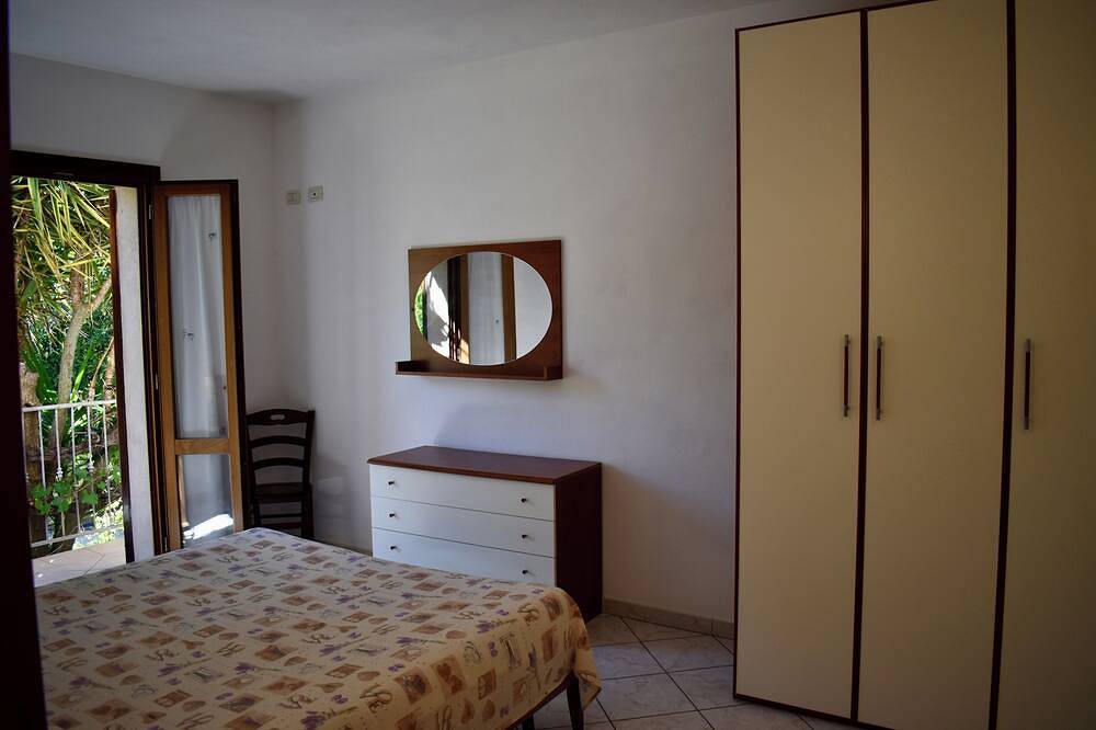 Geheel appartement, 2-Room apartment with terrace overlooking the sea, private parking in Rio nell'Elba, Riotorto