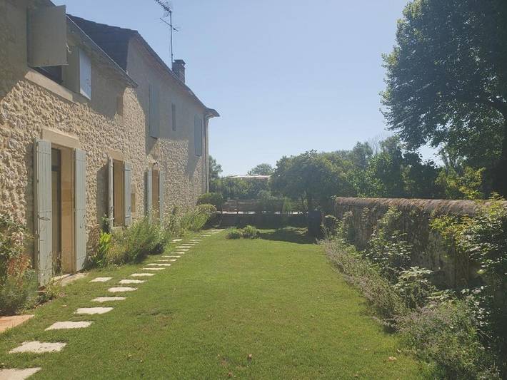 Location de vacances pour 2 personnes, avec piscine ainsi que vue et jardin à Flaujagues - 2