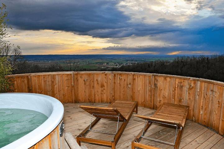 Location de vacances pour 2 personnes, avec piscine et sauna ainsi que jacuzzi et balcon à La Côte-Saint-André
