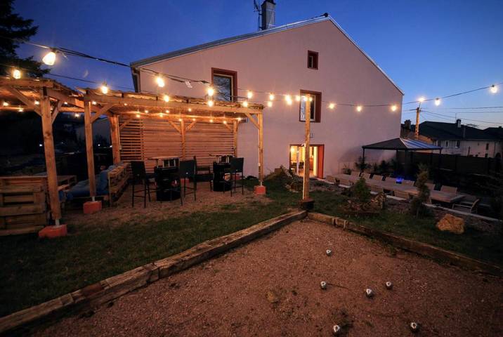 Gîte pour 15 personnes, avec terrasse dans Thuillières