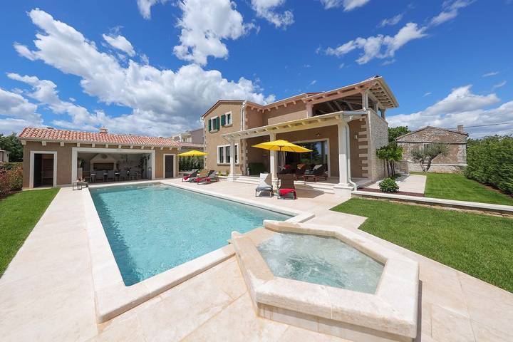 Ferienhaus für 8 Personen, mit Pool und Sauna sowie Garten